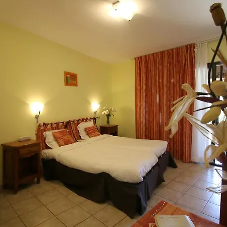 Отель Logis Hotel-restaurant La Mere Biquette 3*